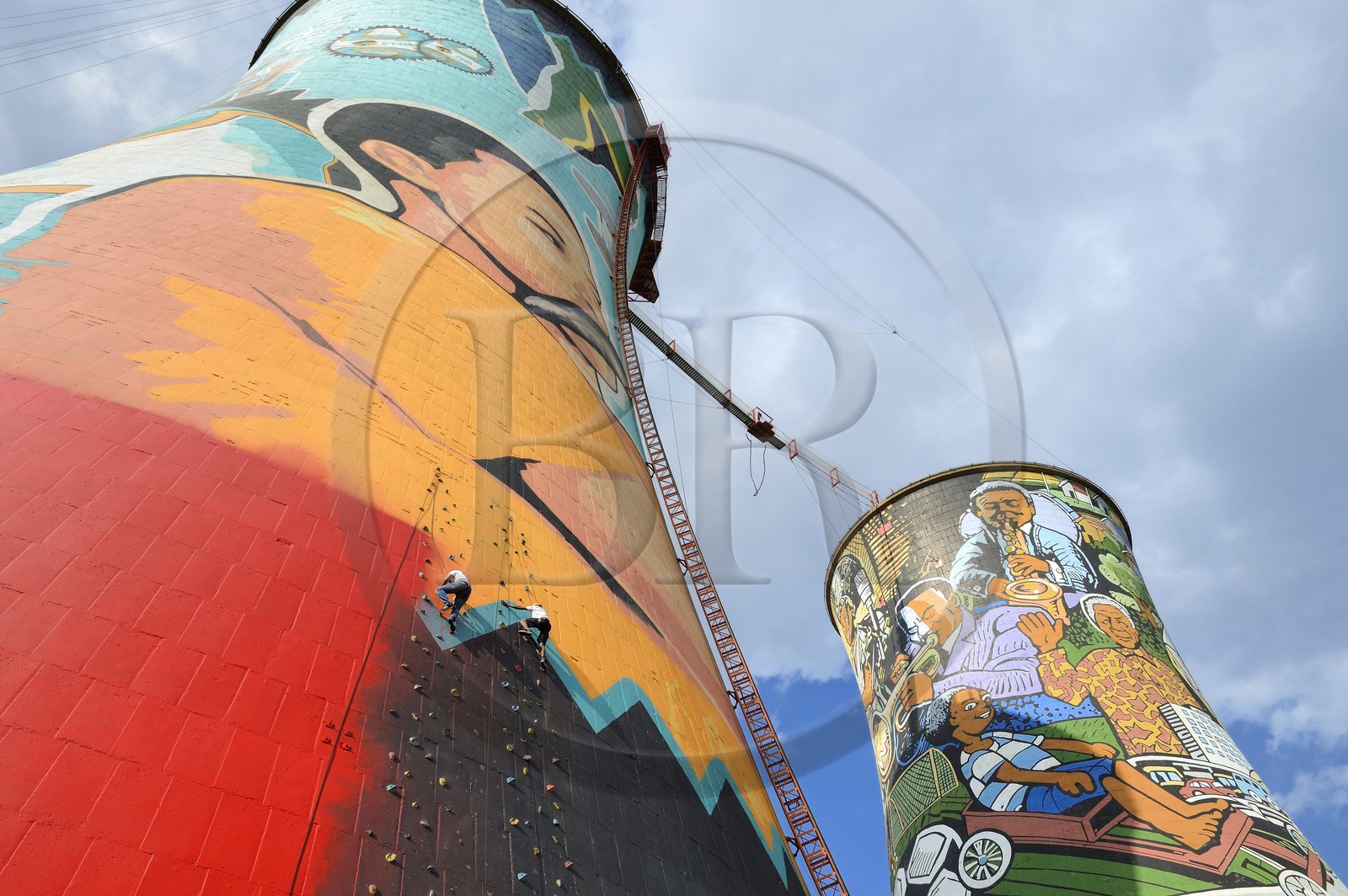 Afrique du Sud, province de Gauteng, Johannesburg, Orlando Towers qui dominent le quartier d'Orlando du township de Soweto, mur d'escalade du du Vertical Adventure Centre sur une des deux tours de refroidissement de la centrale d'Orlando