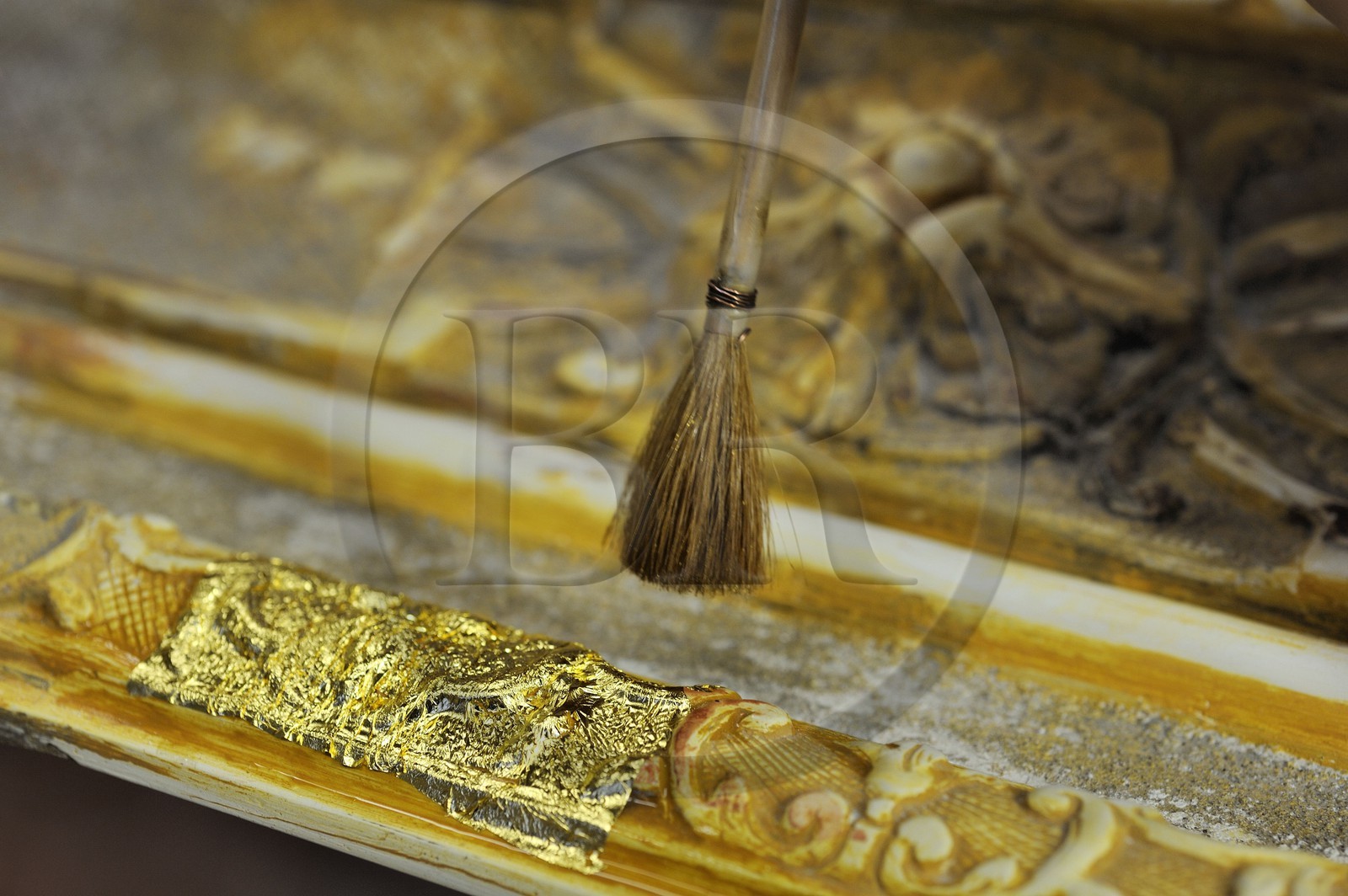France, Yvelines (78), château de Versailles, ateliers de restauration du château, atelier de dorures, Laurent Hissier travaillant sur un cadre de tableau