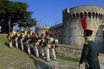 Italie, Ligurie, Sarzana, Napoleon Festival, soldats français de la Grande Armée du régiment de la Légion irlandaise devant la citadelle (forteresse Firmafede)