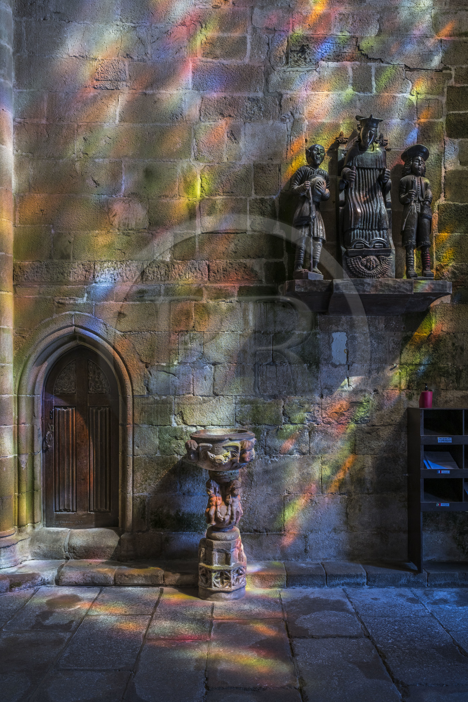 France, Côtes-d'Armor (22), Tréguier, cathédrale Saint-Tugdual, statue de Saint Yves entre le riche et le pauvre (en habit breton)