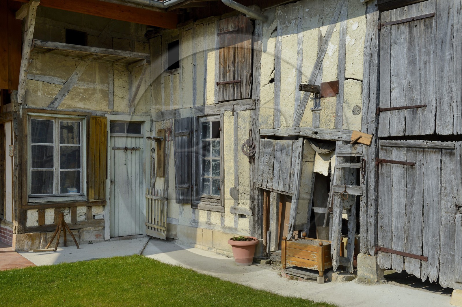 France, Marne (51), village de Saint-Amand-sur-Fion, cour intérieurs d'une ferme à pan de bois Petite rue de l'Eglise
