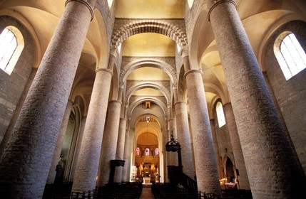France, Saône-et-Loire (71), abbaye de Tournus, deux tours de l'ancienne enceinte de l'église Saint-Philibert