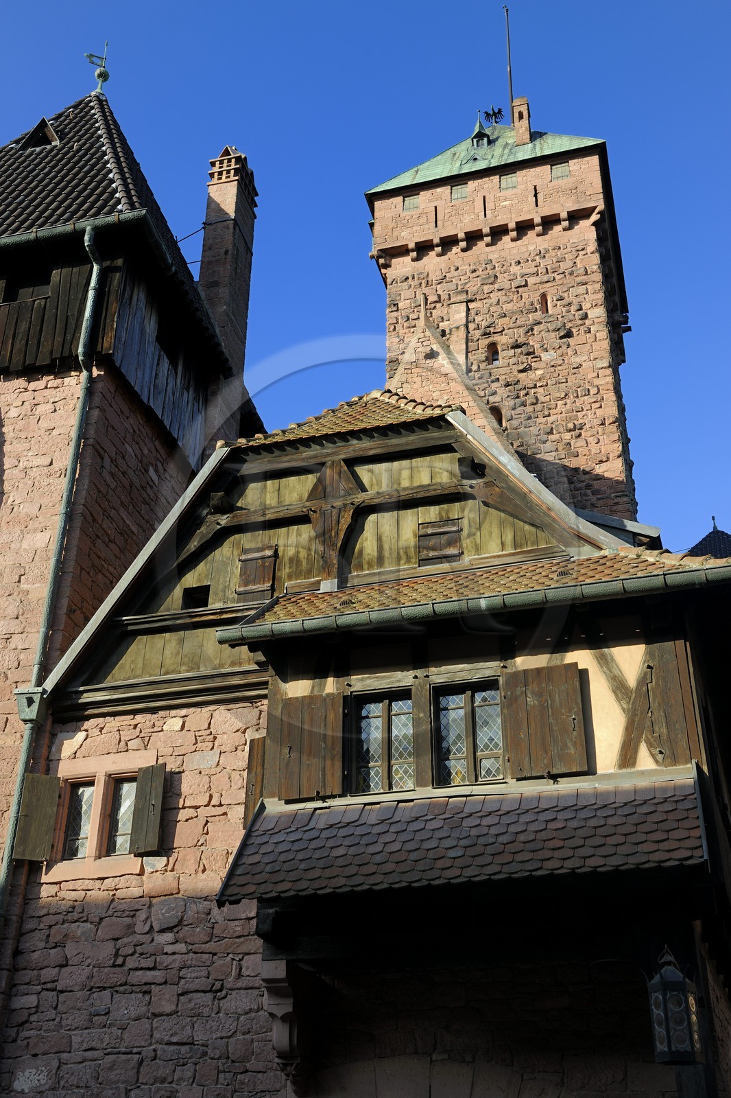 France, Bas-Rhin (67), le château du Haut-Koenigsbourg, la cour basse surplombée du donjon