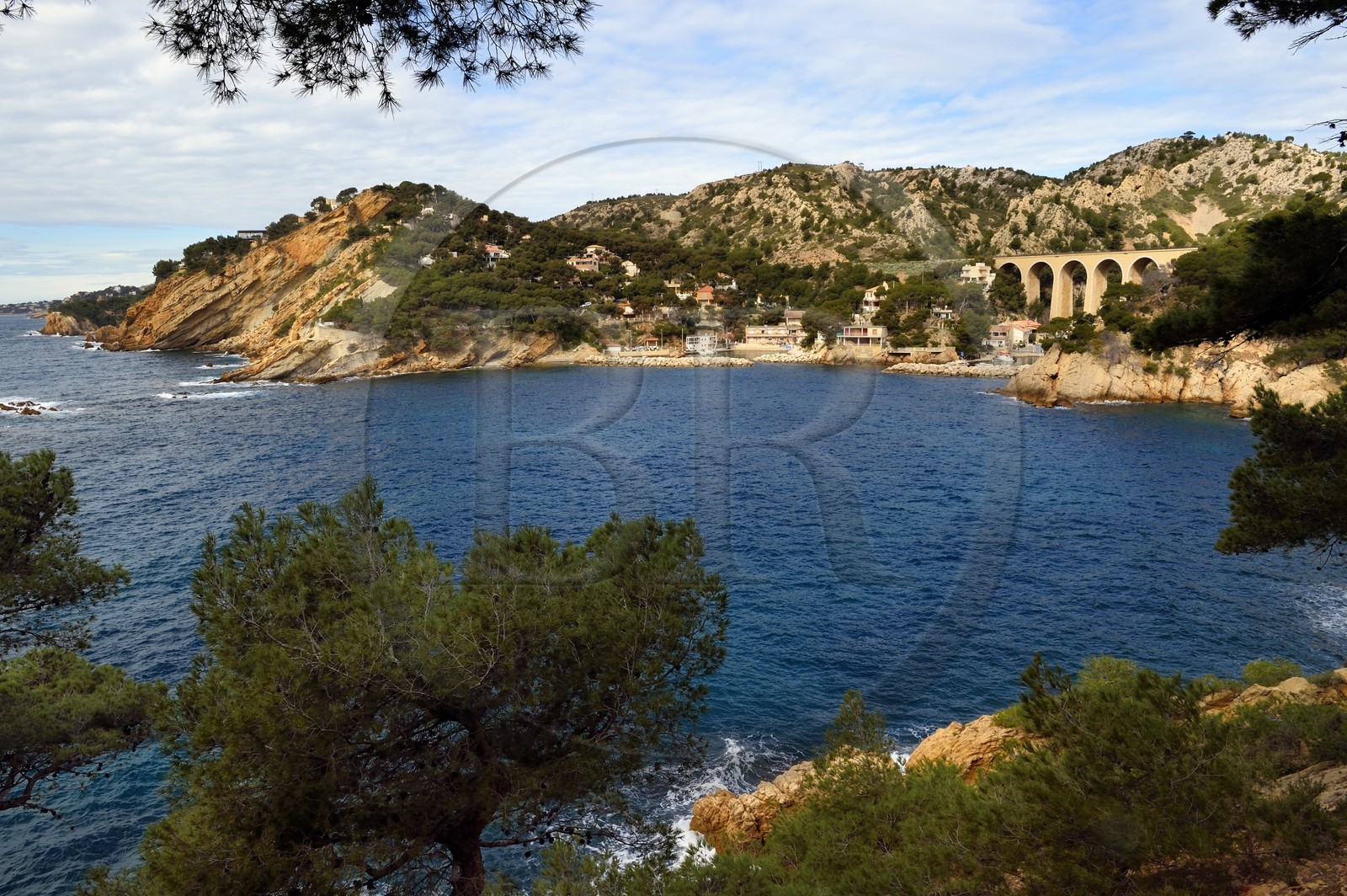 France, Bouches-du-Rhône (13), Ensuès-la-Redonne vers Marseille, la Cote Bleue, randonnée de Niolon au Cap Méjean le long du Sentier des Douaniers, le port de Méjean