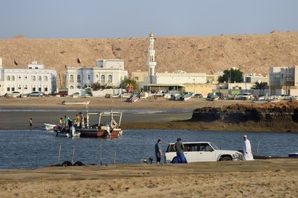 Sultanat d'Oman, gouvernorat de Ash Sharqiyah, ville et port de Sour, le vieux quartier de pêcheurs de Al Ayjah, pecheurs rentrant au port sur leur barque