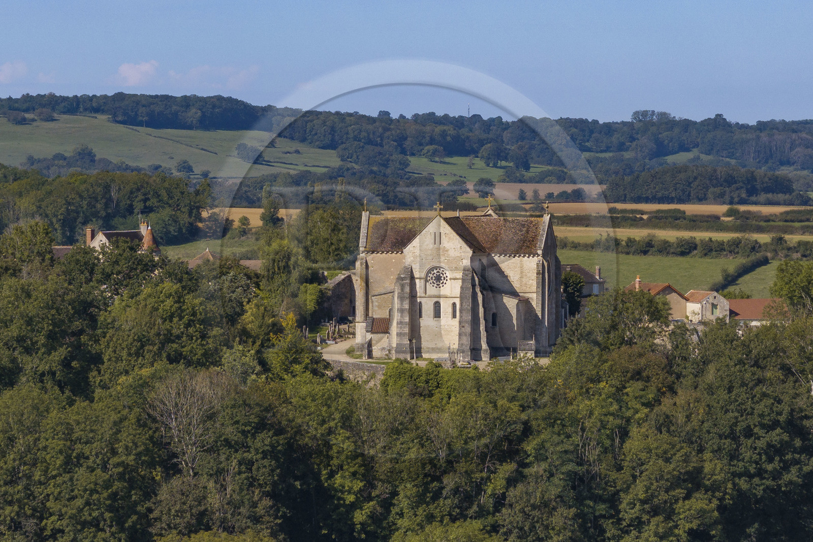 France, Yonne (89), Montréal (Bourgogne), la collégiale Notre-Dame de syle roman du XIIème siècle (vue aérienne)