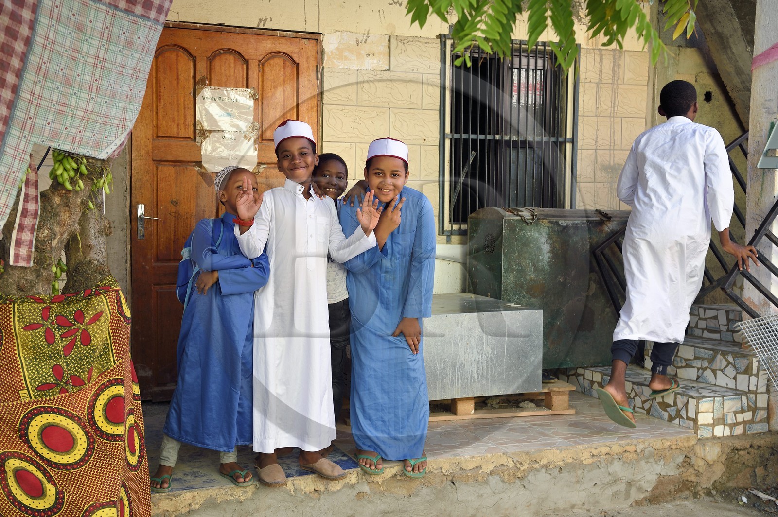 France, Ile de Mayotte, Grande-Terre, Sada, enfants portant un kofia brodé, chapeau traditionnel comorien, au sortir de la madrassa