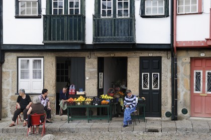 Portugal, région du Minho, Guimaraes, ville classée Patrimoine Mondial de l' UNESCO, petite épicerie sur la place Santiago