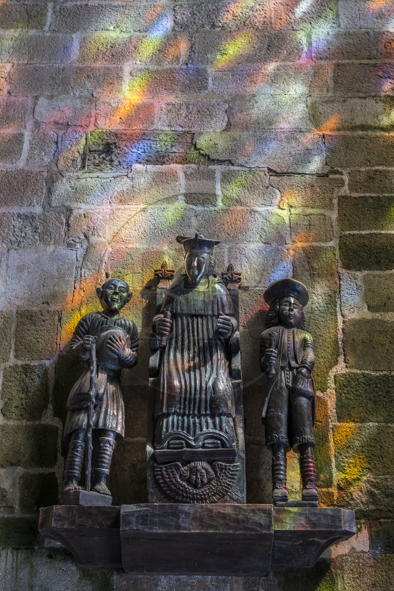 France, Côtes-d'Armor (22), Tréguier, cathédrale Saint-Tugdual, statue de Saint Yves entre le riche et le pauvre (en habit breton)