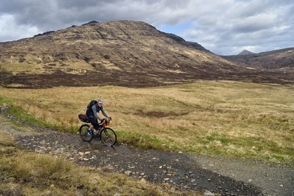 Royaume-Uni, Ecosse, région des Highlands, les Hébrides, Ile de Skye, vététiste vers les Black Cuillin Mountains sur le chemin de Camasunary