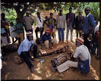 Burkina Faso, province de Poni, pays des Lobi, Loropéni, balafon et tambours lors de premières funérailles (enterrement)