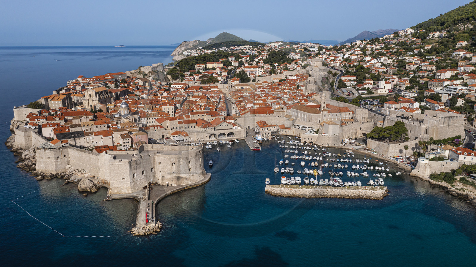 Croatie, Dalmatie, cote dalmate, Dubrovnik, centre historique classé Patrimoine Mondial de l'UNESCO, la vieille ville ceinte de remparts (vue aérienne)