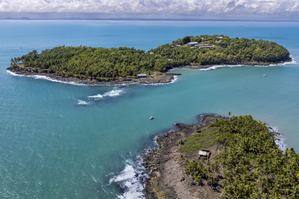 France, Guyane, Kourou, Iles du Salut, l'Ile du Diable et la case qui a servi de bagne à Alfred Dreyfus, l'Ile Royale qui accueillait l'administration en arrière plan