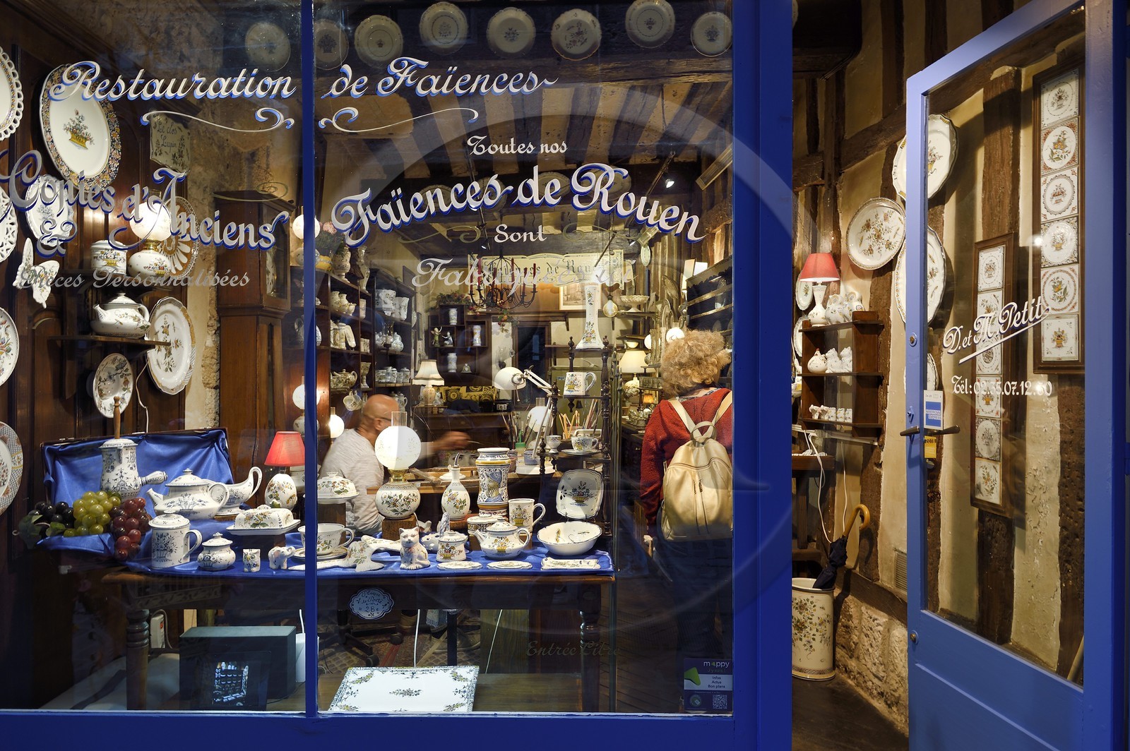 France, Seine-Maritime (76), Rouen, le fabriquant Les Faiences Saint Romain dans la rue Saint-Romain