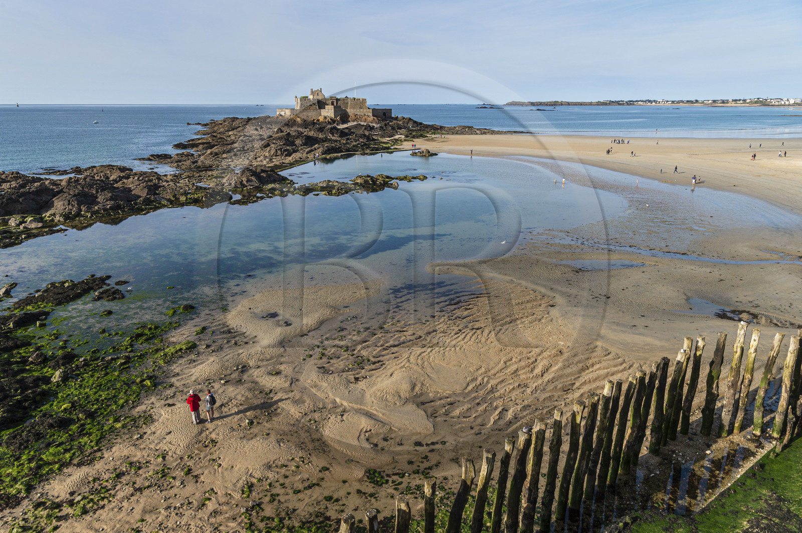 France, Ille-et-Vilaine (35), Côte d'Emeraude, Saint-Malo, Fort National conçu par Vauban et construit par Siméon Garangeau de 1689 à 1693, la plage de l'eventail à marée basse avec ses brise-lames en bois
