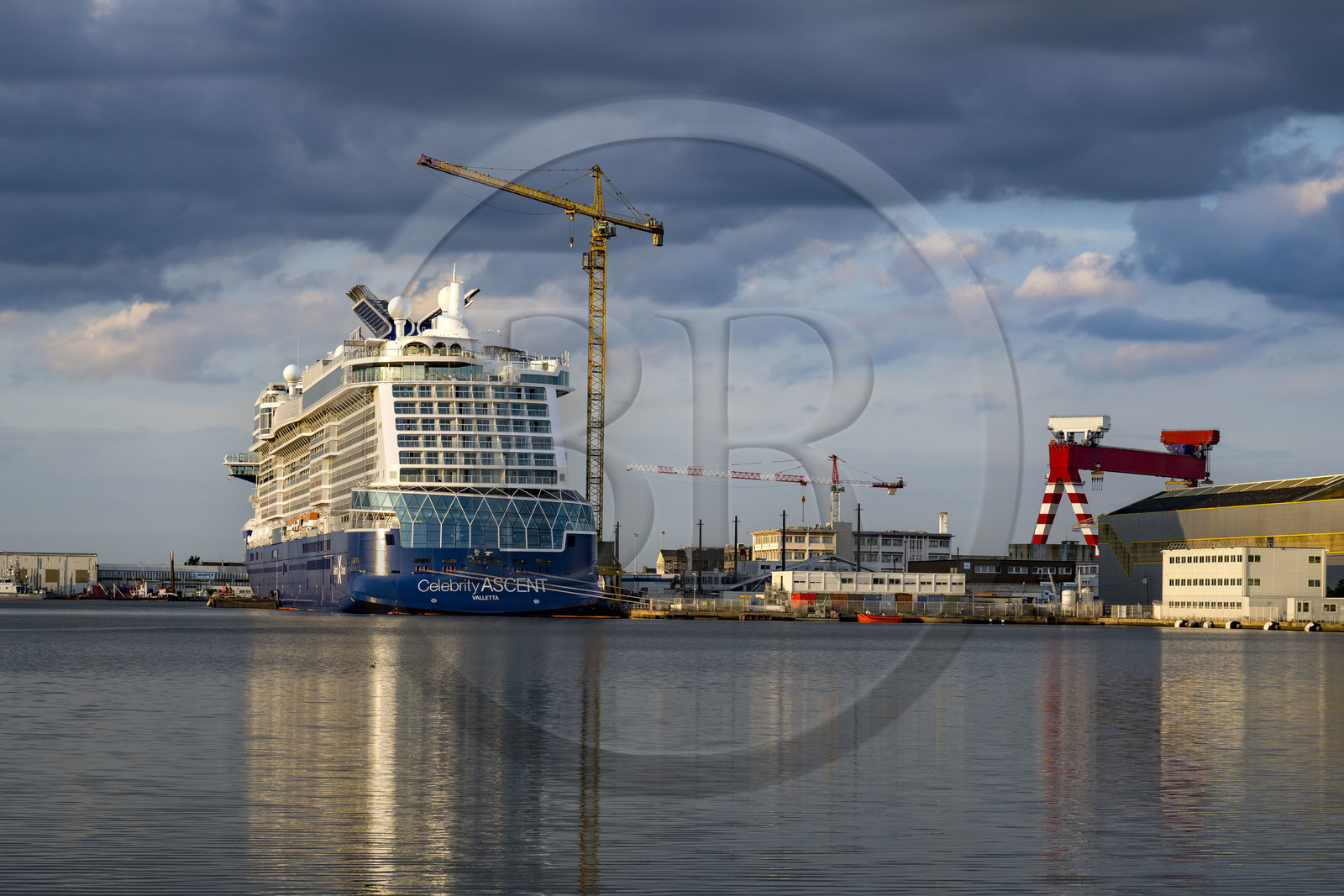 France, Loire-Atlantique (44), Saint-Nazaire, port de commerce, paquebot en construction dans le bassin à flot de Penhoët