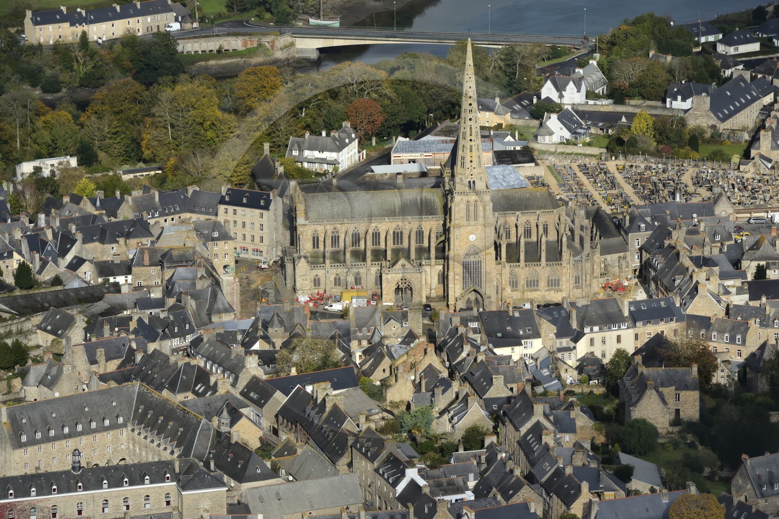 France, Côtes-d'Armor (22), Tréguier, Cathédrale Saint-Tugdual (vue aérienne)