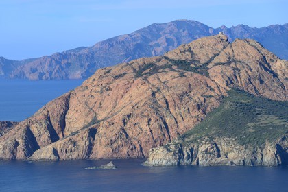 France, Corse-du-Sud (2A), Golfe de Porto, classé Patrimoine Mondial de l'UNESCO, le Capo Rosso et la Tour Génoise de Turghiu (Turghio) en arrière plan (vue aérienne)