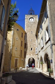 France, Var (83), Parc Naturel Régional du Verdon, village de Aups, la tour de l'horloge construite au XVIème siècle, surmontée d’un campanile en fer forgé et haute de 25 mètres
