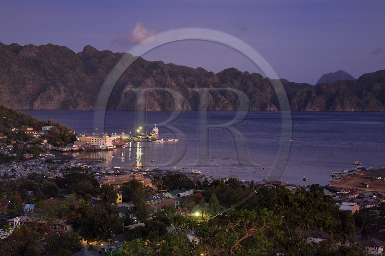 Philippines, Calamian Islands dans le nord de Palawan, Busuanga Island, ville de Coron et Coron Island Natural Biotic Area en arrière plan