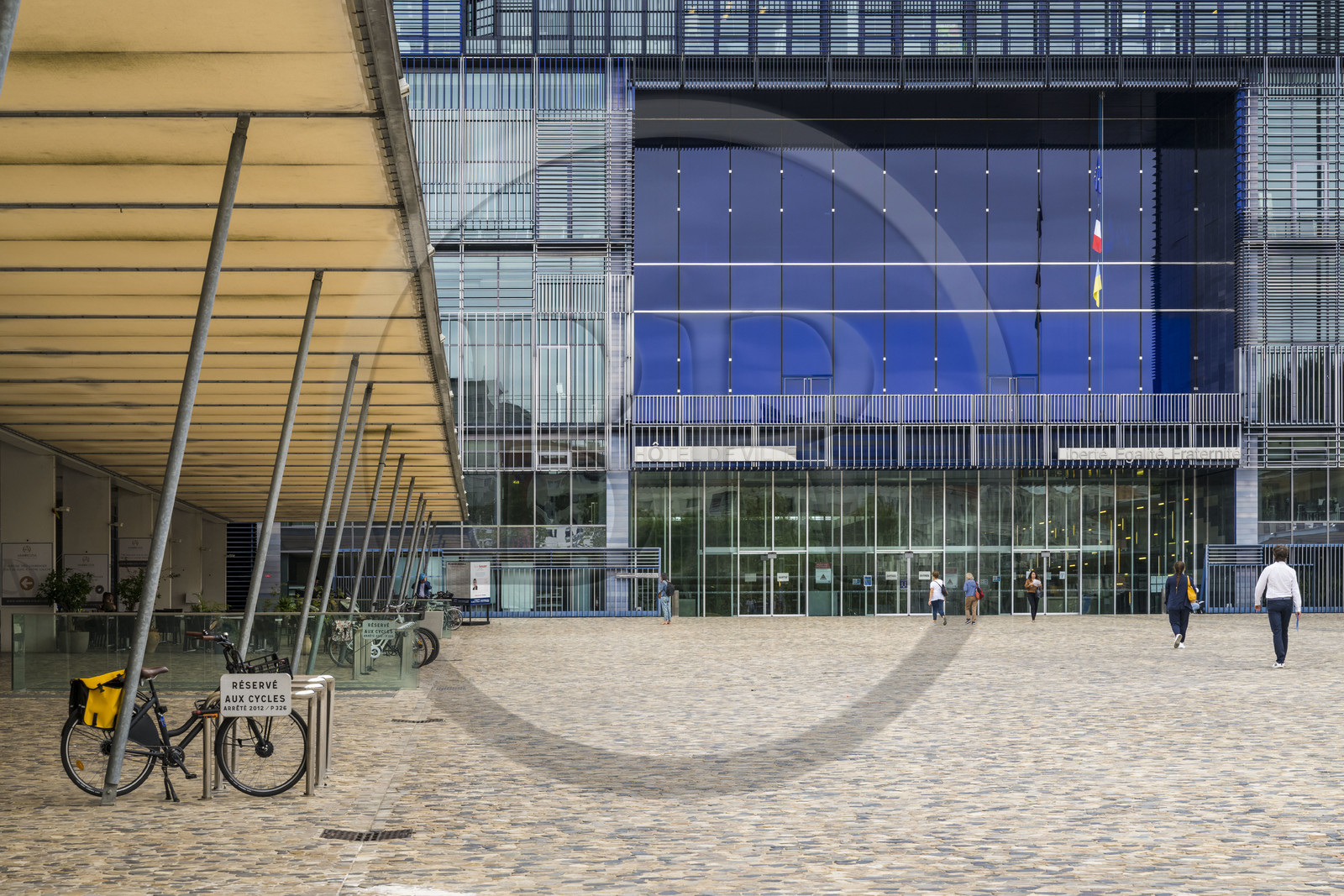 France, Hérault (34), Montpellier,  quartier de Port Marianne, l'Hotel de Ville conçu par les architectes Jean Nouvel et François Fontès et son parvis