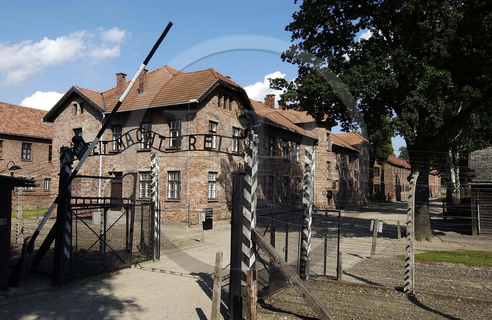 Pologne, région de la Petite-Pologne, environs de Cracovie, village d' Oswiecim, Camp allemand nazi de concentration et d'extermination d'Auschwitz( 1940-1945), classé Patrimoine Mondial de l'UNESCO, l' entrée du camp avec la maxime Arbeit macht frei (le travail rend libre)