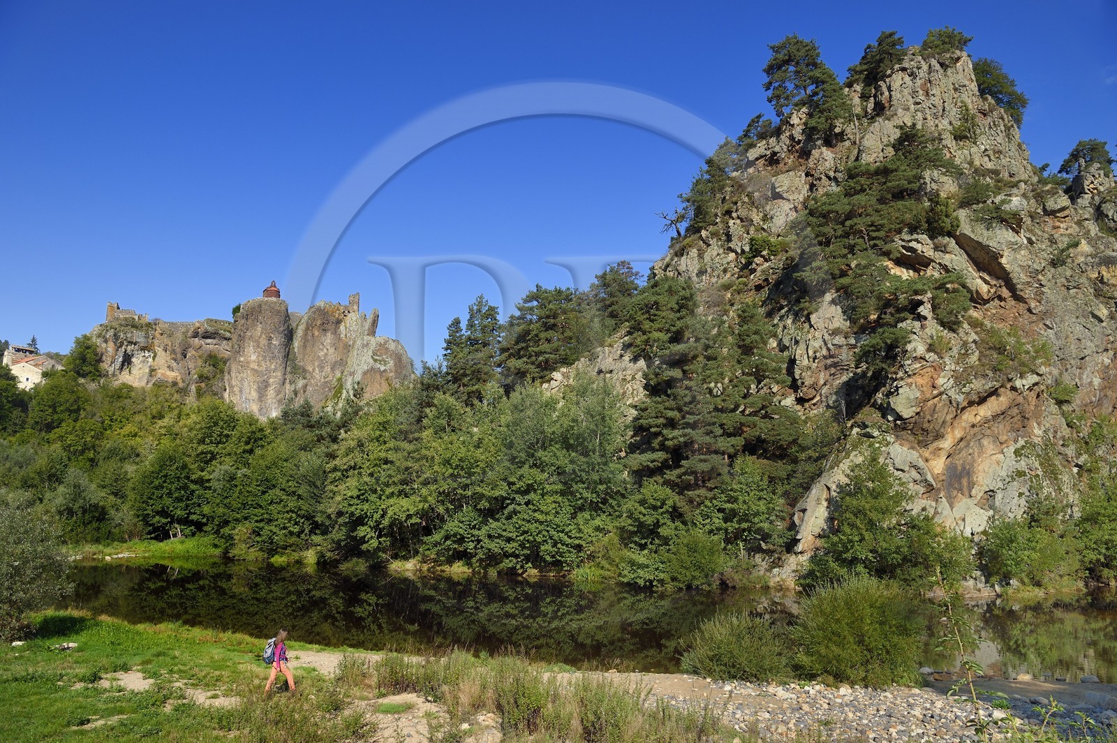 France, Haute-Loire (43), vallée de la Loire, Arlempdes, labellisé les Plus beaux villages de France, ruines du chateau perché sur un rocher basaltique (dyke volcanique) qui surplombe un méandre de la Loire que longe une randonneuse