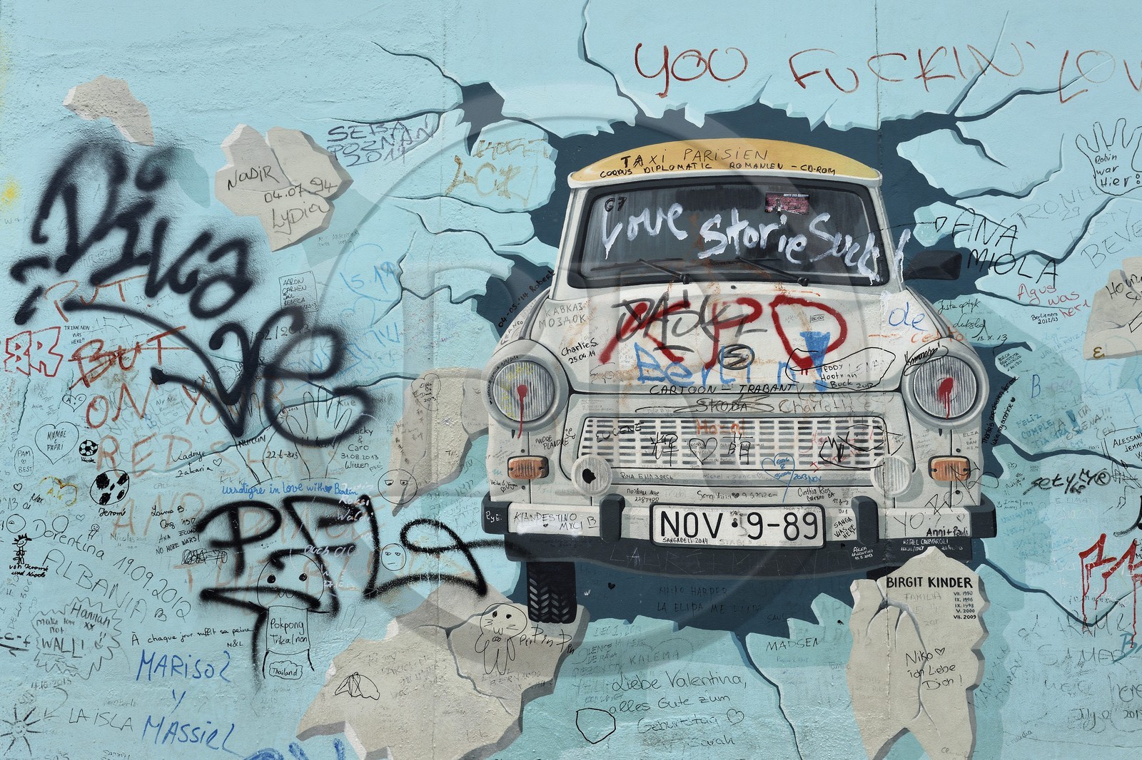 Allemagne, Berlin, Friedrichshain-Kreuzberg, East Side Gallery, le mur, oeuvre de Birgit Kinder datant des années 1990 et rénovée en 2009 représentant une voiture Trabant arrivant de Berlin Est intitulée Test the best