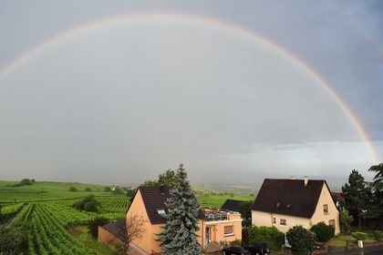 France, Haut-Rhin (68), Route des vins d'Alsace, Voegtlinshoffen, Maison Joseph Cattin, le belvédère du domaine viticole, vue sur le vignoble sous un arc-en ciel après l'orage