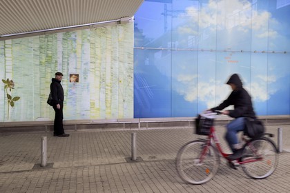 Suède, Comté de Vasterbotten, Umea, hommage à l'écrivaine Sara Lidman dans le tunnel piétonnier et cyclable devant la gare centrale, oeuvre collective avec notamment Gustavo Aguerre