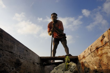 Tanzanie, archipel de Zanzibar, île de Unguja (Zanzibar), côte Sud-Est, Bwejuu, pêcheur sur un dhow (boutre traditionnel)