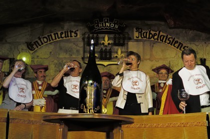 France, Indre et Loire (37), Chinon, les Caves Painctes, confrérie des bons entonneurs rabelaisiens lors du Chapitre de la Fleur