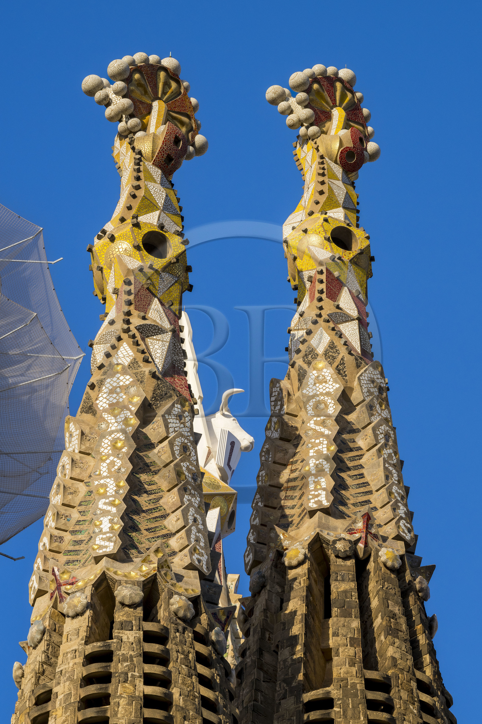 Espagne, Catalogne, Barcelone, quartier de l'Eixample, basilique de la Sagrada Familia de l'architecte du modernisme catalan Antoni Gaudi classée Patrimoine Mondial de l'UNESCO,  pinacle en mosaïque vénitienne des Tours des apotres et un des quatre campaniles de 135 mètres entourant le ciborium central dont le pinacle est couronné par le taureau ailé symbole de Saint Luc