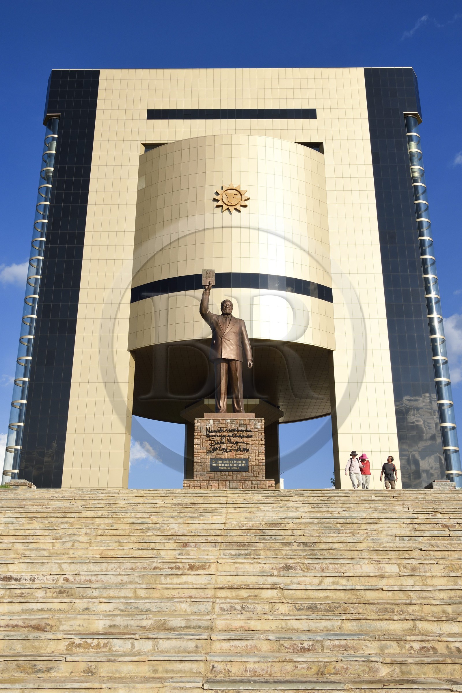 Namibie, région de Khomas, Windhoek, statue du Dr Sam Nujoma (président fondateur de la nation Namibienne) devant le Independence Memorial Museum construit par la Corée du Nord