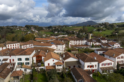 France, Pyrénées-Atlantiques (64), Pays-Basque, le village d'Espelette (vue aérienne)