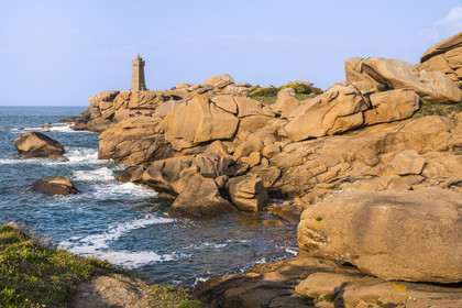 France, Côtes-d'Armor (22), Côte de Granit Rose, Perros-Guirec, Ploumanac'h, pointe de Skewell (Squéouel), le phare de Mean Ruz sur le sentier des Douaniers aussi chemin de Grande Randonnée GR 34