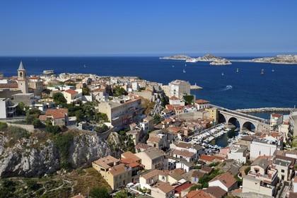 France, Bouches-du-Rhône (13), Marseille, quartier d'Endoume, le Vallon des Auffes, l'archipel du Frioul avec le Chateau d'If en arrière plan