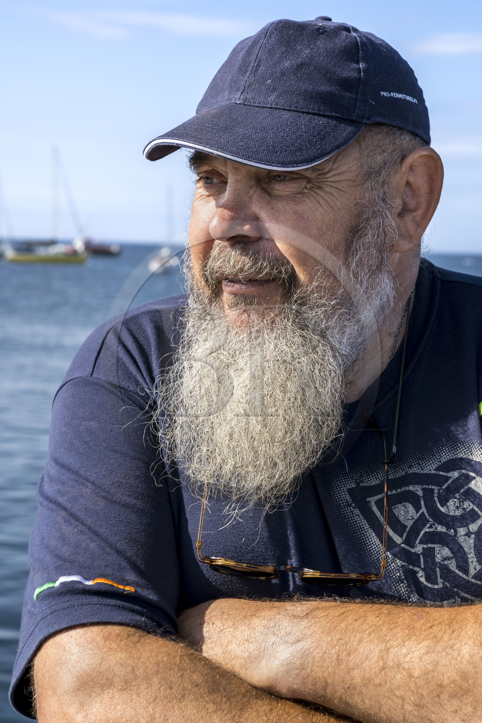 France, Finistère (29), Mer d'Iroise, Ile de Molène, Guy Rocher, président de la station SNSM de Molène sur le port de pêche