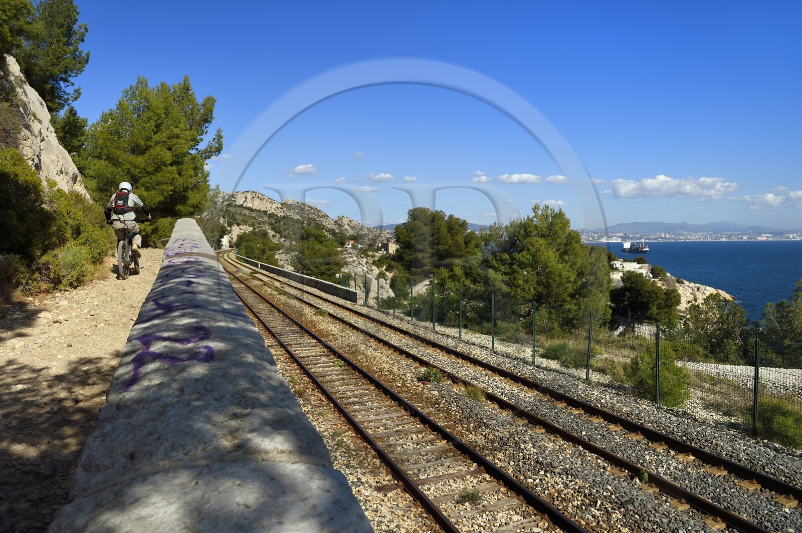 France, Bouches-du-Rhône (13), Le Rove vers Marseille, la Cote Bleue, randonnée de Niolon au Cap Méjean le long du Sentier des Douaniers, vététiste le long de la voie ferrée et la ville de Marseille en arrière plan