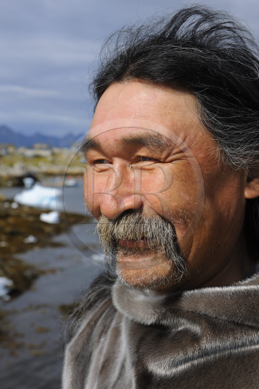 Groenland, ville de Nanortalik, Inuit en vêtements traditionnels en peau de phoque