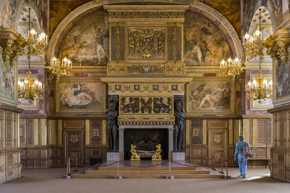 France, Seine-et-Marne (77), Fontainebleau, chateau de Fontainebleau, classé Patrimoine Mondial par l'UNESCO, la salle de bal, la cheminée dessinée par Philibert Delorme repose sur deux atlantes en bronze moulé représentant des satyres