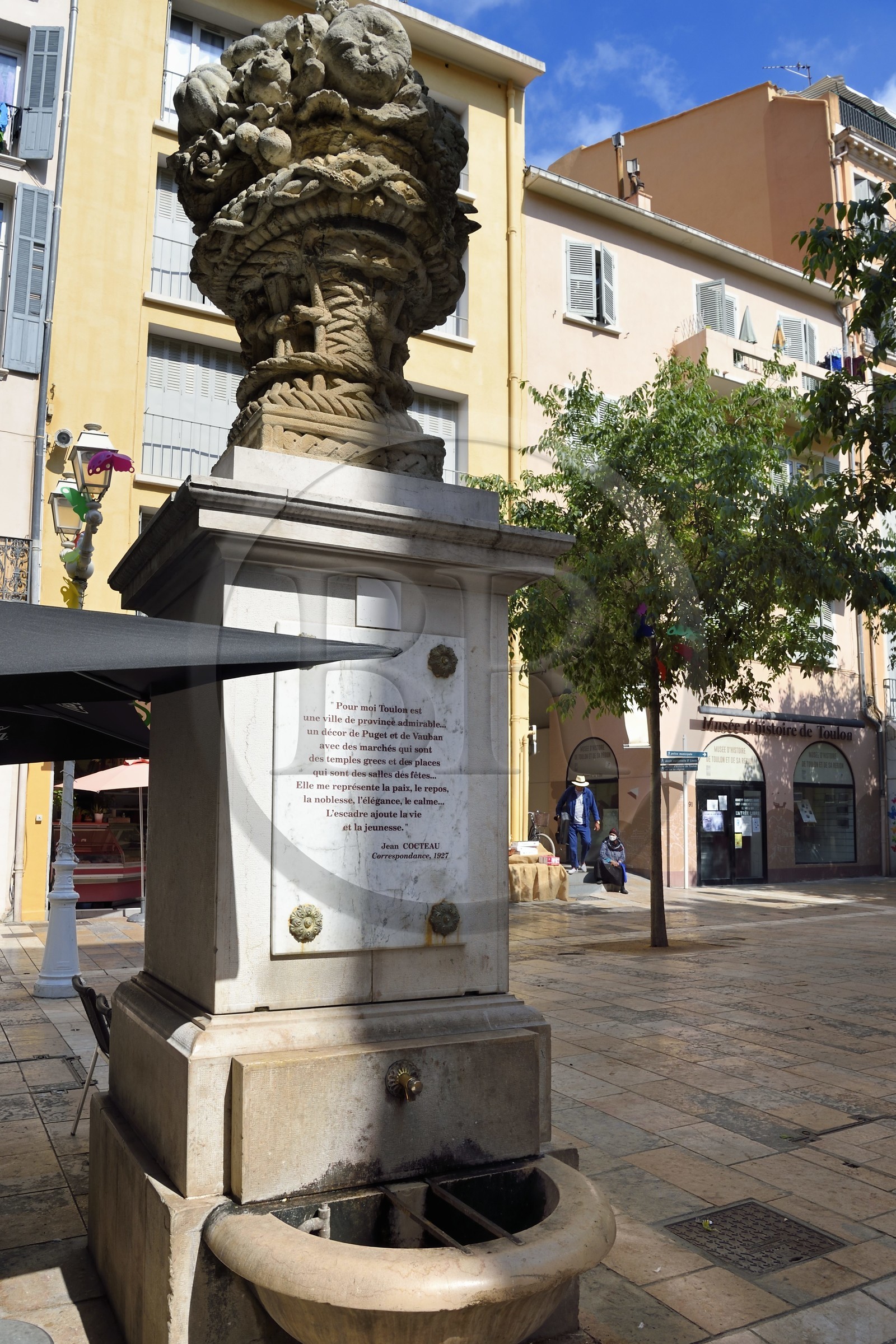 France, Var (83), Toulon, la Fontaine du Panier sur le Cours Lafayette avec une correspondance de Jean Cocteau