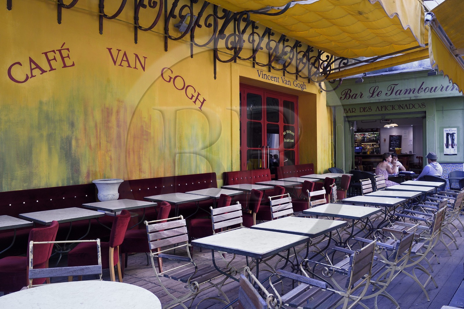 France, Bouches-du-Rhône (13), Arles, place du Forum, restaurant le Café Van Gogh