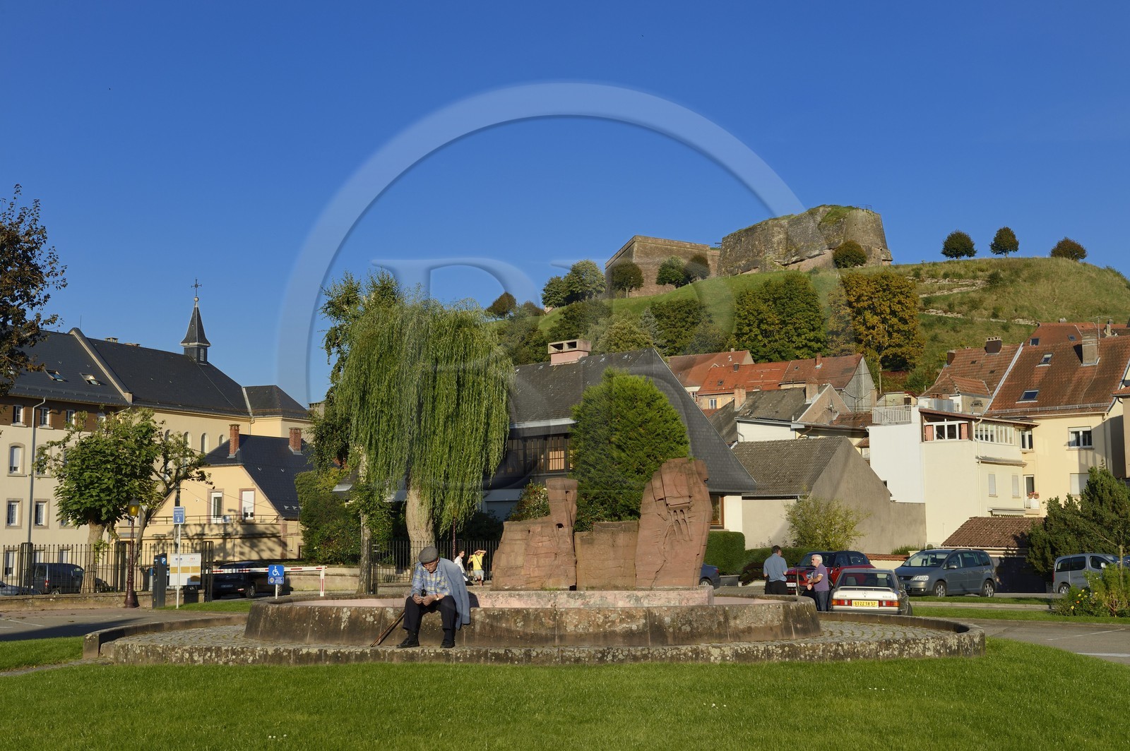 France, Moselle (57), parc régional des Vosges du nord, Bitche, la petite place sur l'avenue du Général de Gaulle et la citadelle fortifiée par Vauban en arrière plan