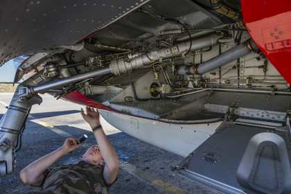France, Bouches-du-Rhône (13), Salon-de-Provence, base aerienne 701, base de la Patrouille de France (PAF pour Patrouille acrobatique de France) de l'Armée de l'air et de l'espace française, l'adjudant Nicolas Renard, le mécanicien, effectue le tour avion de son Alphajet, vérification du train d'atterrissage