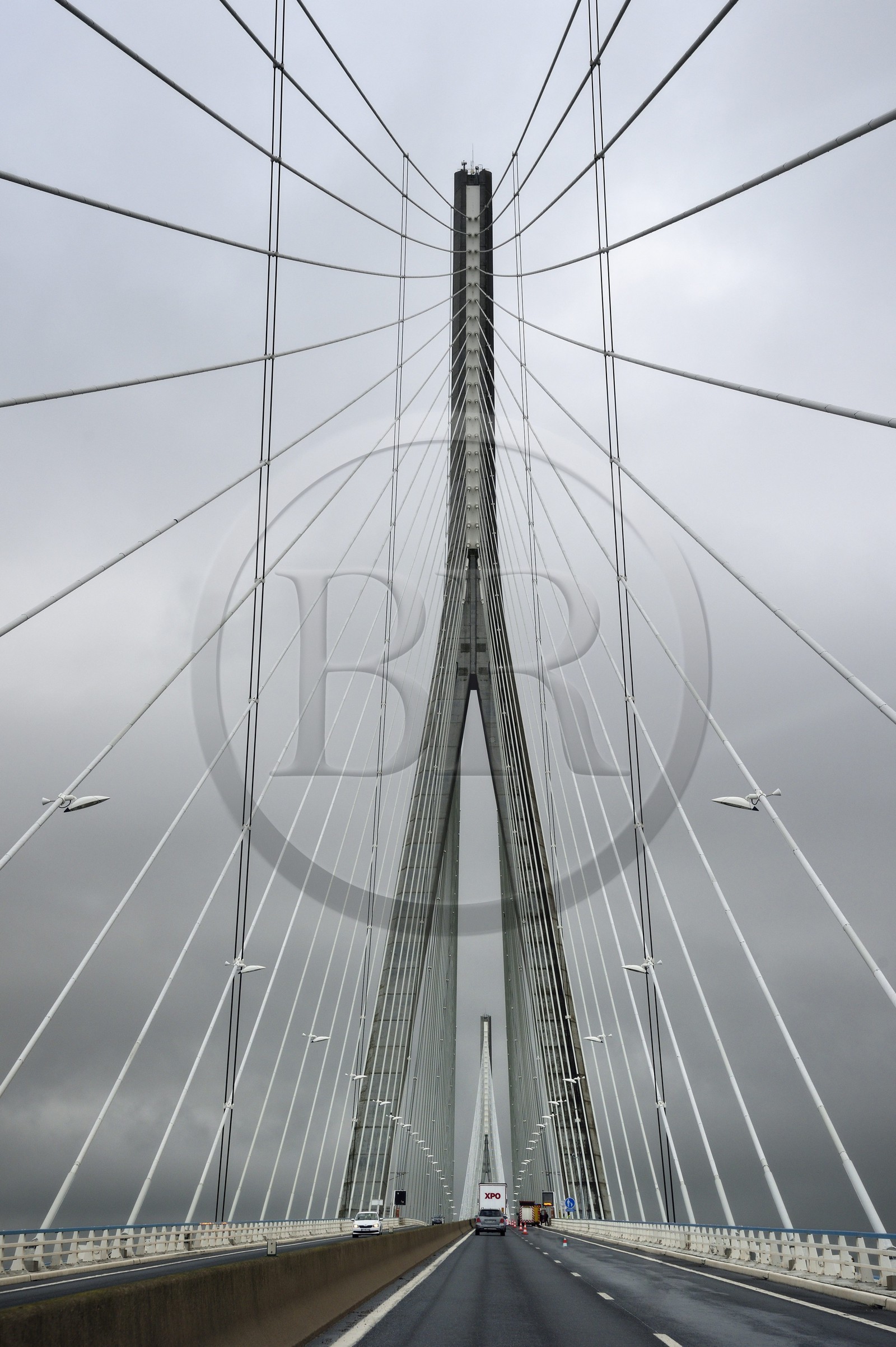 France, entre Calvados (14) et Seine-Maritime (76), les haubans du Pont de Normandie enjambe la Seine pour relier les villes de Honfleur et du Havre
