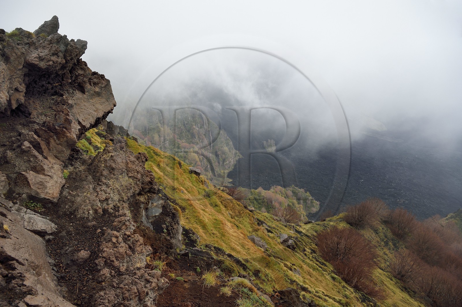 Italie, Sicile, Parc naturel régional de l’Etna, le Mont Etna, classé Patrimoine Mondial de l'UNESCO, Valle del Bove qui correspond à un effondrement d’une des parois de l’Etna créant un champ de roches volcaniques de 7 km par 6 km