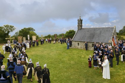 France, Finistère (29), Locronan, la procession de la Troménie arrive à la chapelle ti ar sonj au sommet de la montagne Saint-Ronan, Plas ar c'horn (le lieu de la corne) est le lieu de la 10ème et principale station