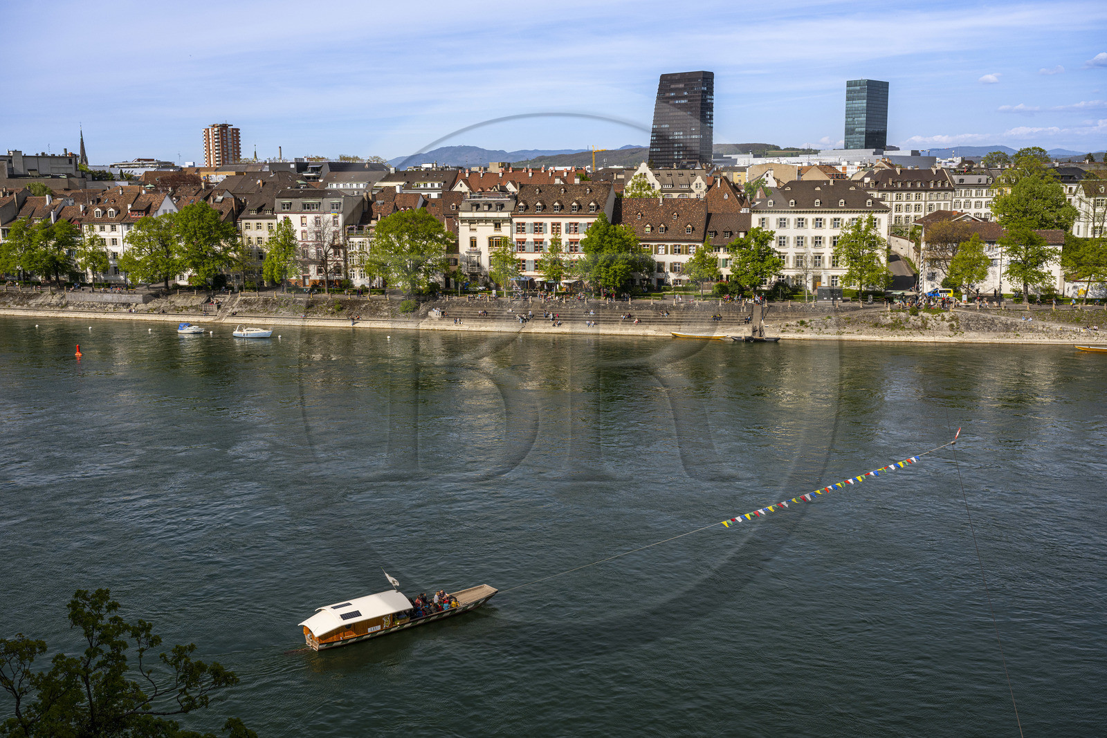 Suisse, Bâle, quartier du Petit Bâle sur la rive droite du Rhin, un des quatre petits bacs, les Fähri, en activité depuis le XIXème siècle qui relient les rives du Rhin