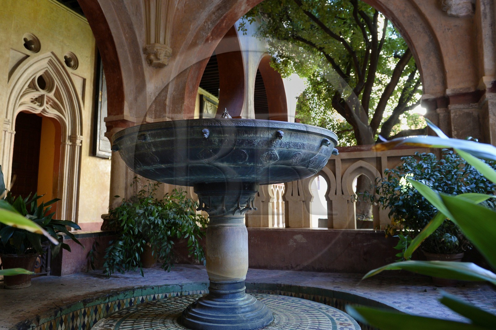 Espagne, Estremadure, Guadalupe, monastère royal de Santa Maria de Guadalupe classé Patrimoine mondial de l'UNESCO, cloître Mudejar construit au XIVe siècle, lavabo en céramique polychrome